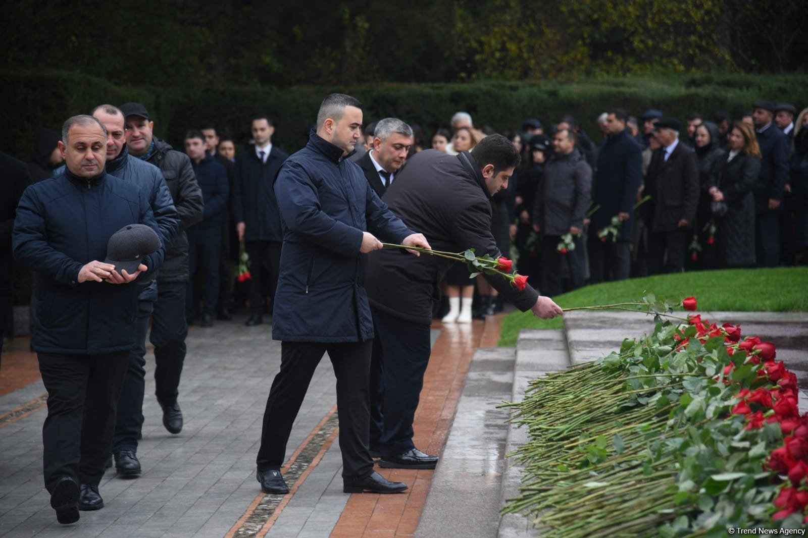 Azərbaycan xalqı Ulu Öndər Heydər Əliyevin xatirəsini yad edir (FOTO)