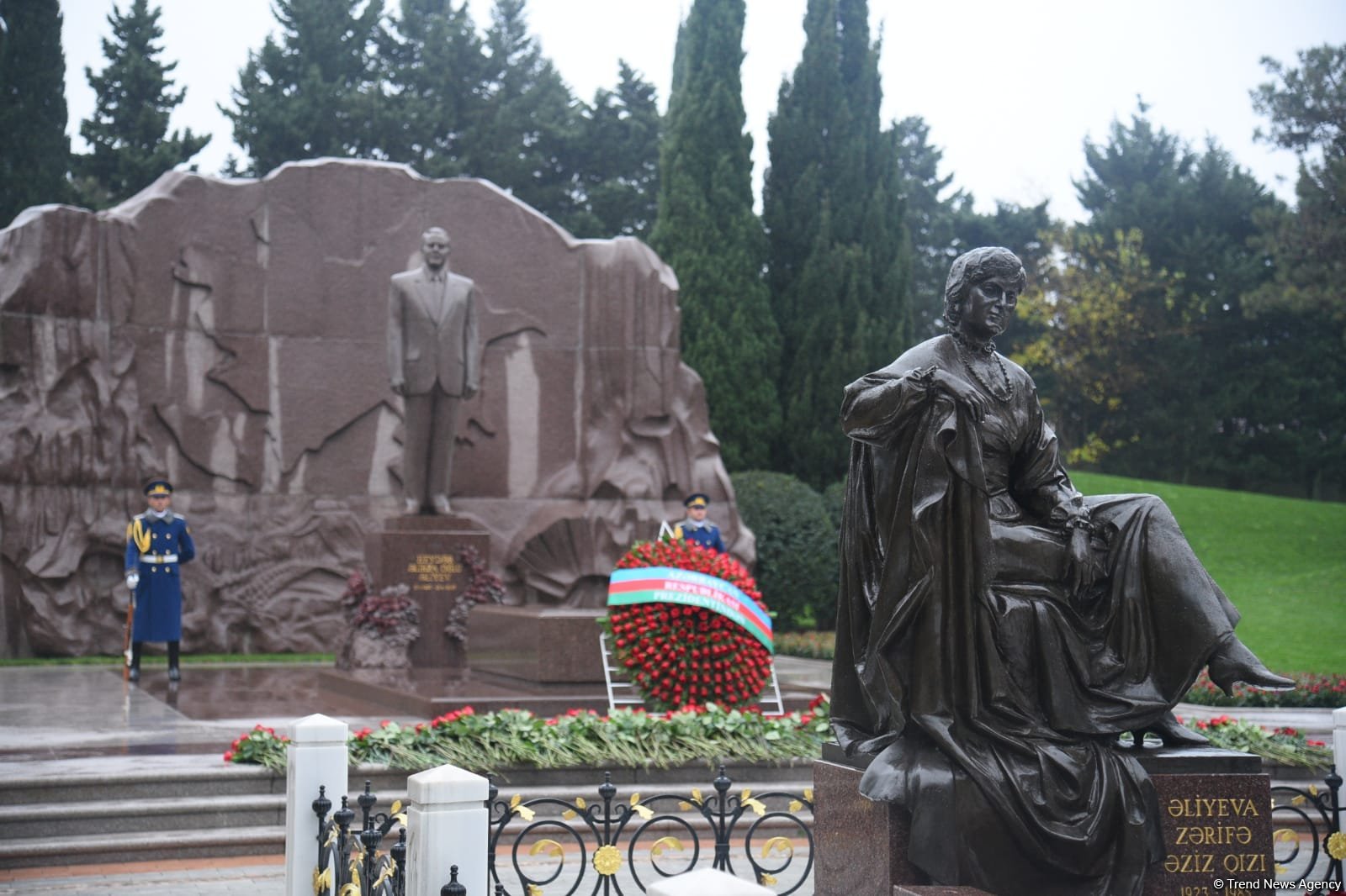 Azərbaycan xalqı Ulu Öndər Heydər Əliyevin xatirəsini yad edir (FOTO)