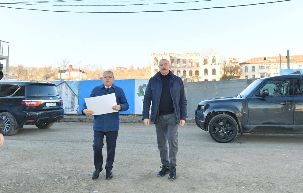 Prezident İlham Əliyev Şuşa şəhərinin Qarabağ küçəsində aparılan tikinti işləri ilə tanış olub (FOTO/VİDEO) (YENİLƏNİB)