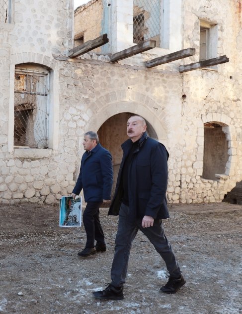 Prezident İlham Əliyev Şuşa şəhərinin Qarabağ küçəsində aparılan tikinti işləri ilə tanış olub (FOTO/VİDEO) (YENİLƏNİB)