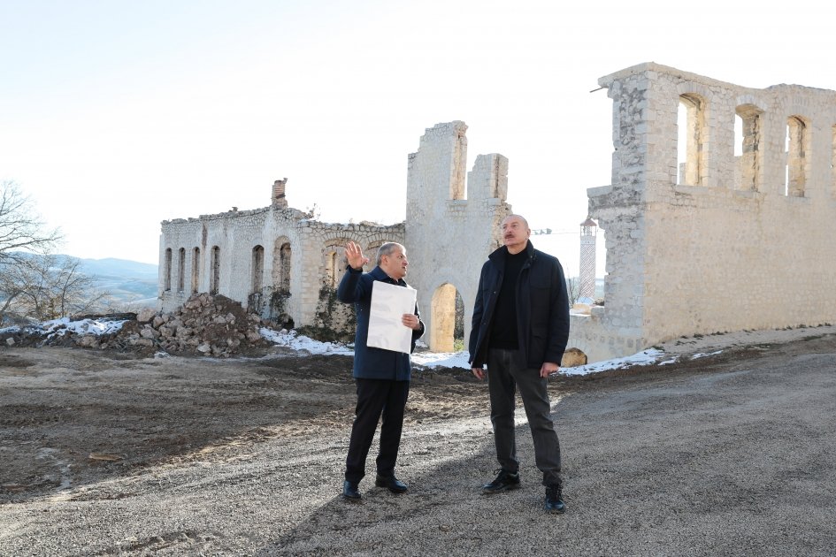 Prezident İlham Əliyev Şuşa şəhərinin Qarabağ küçəsində aparılan tikinti işləri ilə tanış olub (FOTO/VİDEO) (YENİLƏNİB)