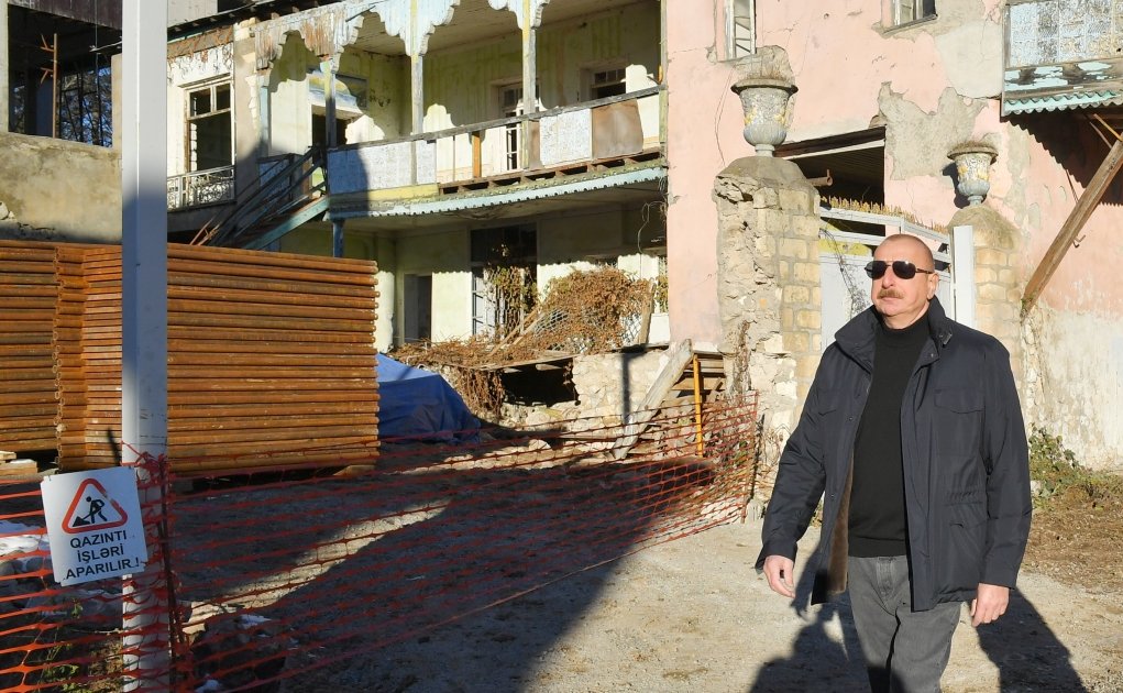 Prezident İlham Əliyev Şuşa şəhərinin Qarabağ küçəsində aparılan tikinti işləri ilə tanış olub (FOTO/VİDEO) (YENİLƏNİB)