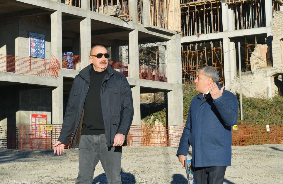 Prezident İlham Əliyev Şuşa şəhərinin Qarabağ küçəsində aparılan tikinti işləri ilə tanış olub (FOTO/VİDEO) (YENİLƏNİB)
