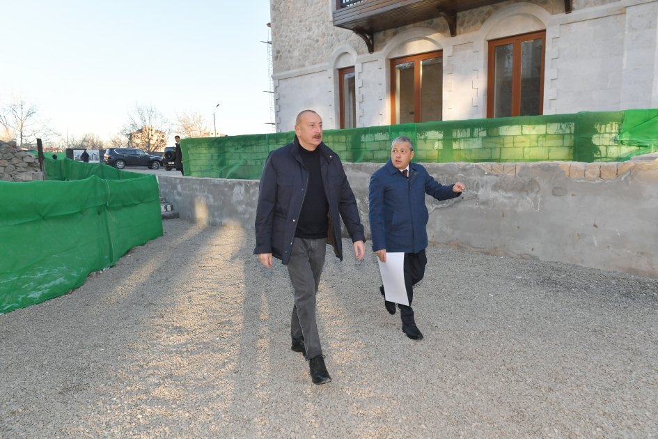 Prezident İlham Əliyev Şuşada 23 binadan ibarət ilk yaşayış kompleksində aparılan tikinti işlərinin gedişi ilə tanış olub (FOTO/VİDEO) (YENİLƏNİB)