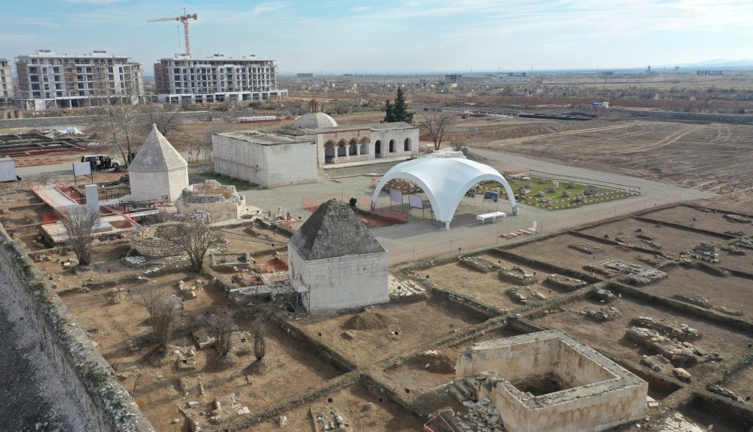 Prezident İlham Əliyev və Birinci xanım Mehriban Əliyeva Ağdamda “İmarət” Kompleksində aparılan bərpa işləri ilə tanış olublar (FOTO/VIDEO)