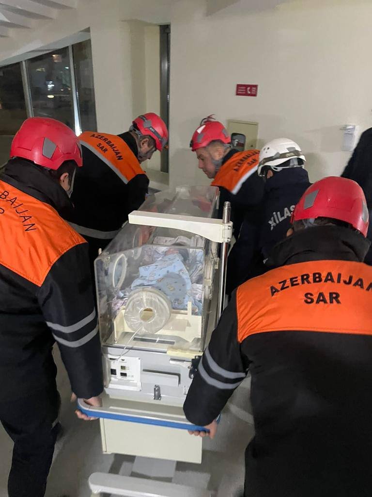 Respublika Perinatal Mərkəzindəki yanğın söndürülüb, xəstələr təxliyə edilir (FOTO/VİDEO) (YENİLƏNİB-3)