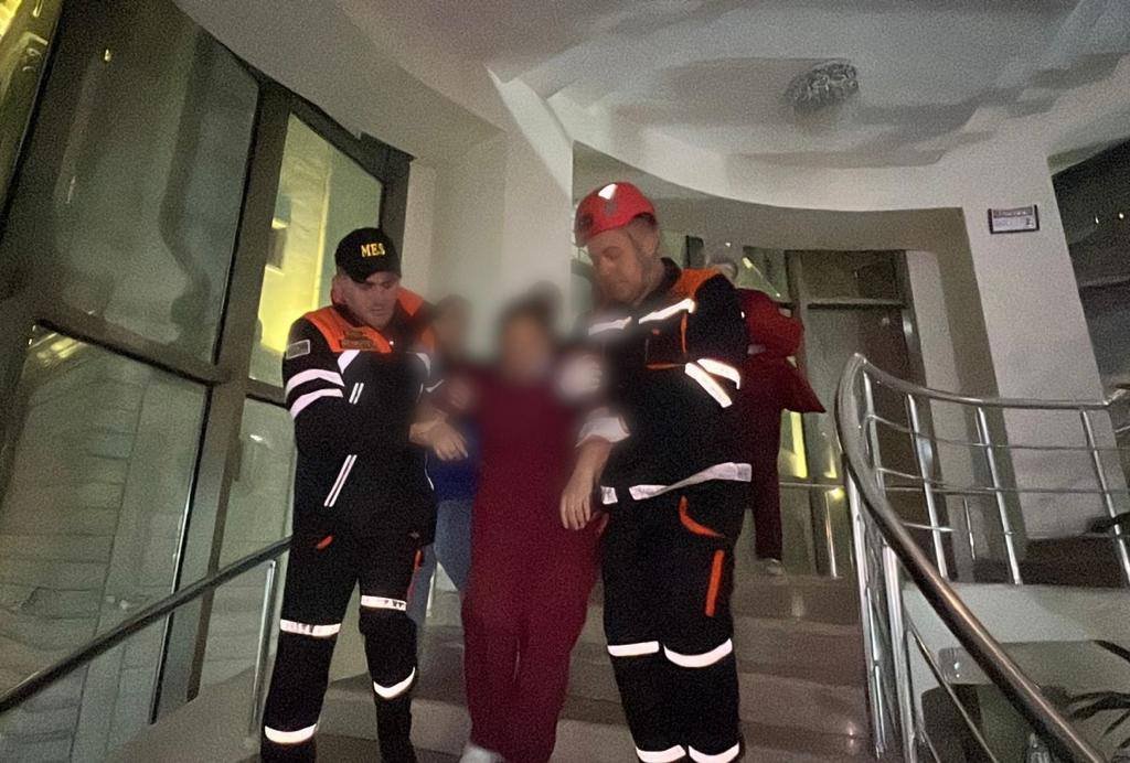 Respublika Perinatal Mərkəzindəki yanğın söndürülüb, xəstələr təxliyə edilir (FOTO/VİDEO) (YENİLƏNİB-3)
