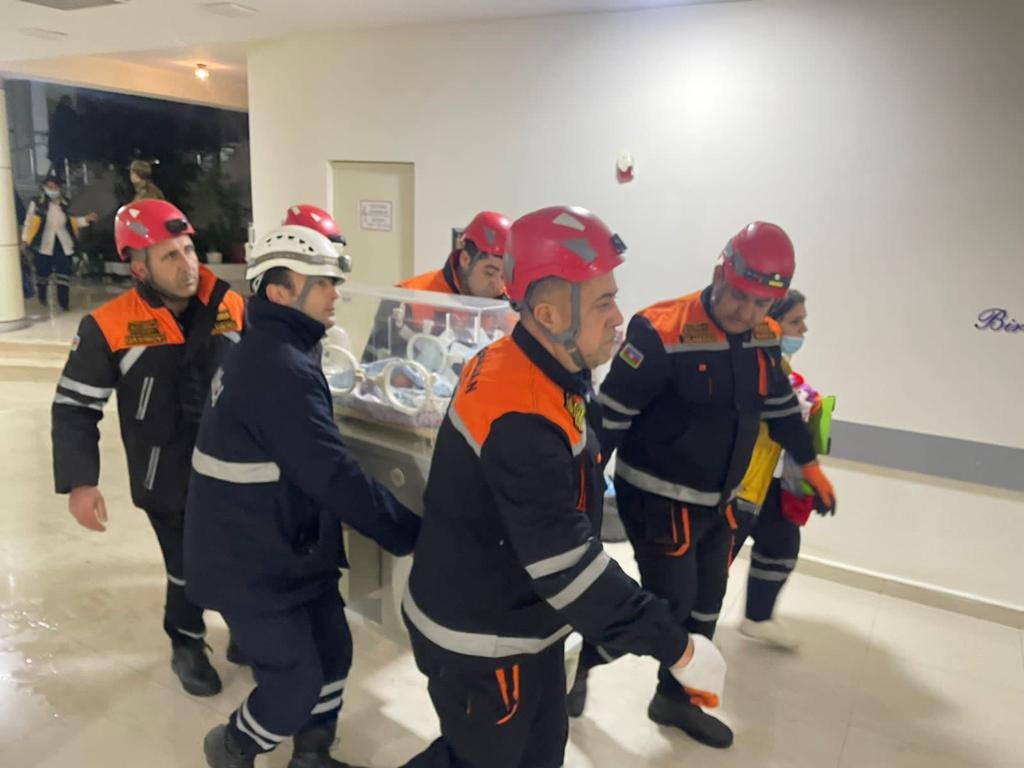 Respublika Perinatal Mərkəzindəki yanğın söndürülüb, xəstələr təxliyə edilir (FOTO/VİDEO) (YENİLƏNİB-3)
