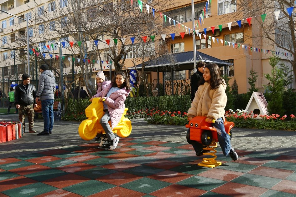 Leyla Əliyevanın iştirakı ilə “Bizim həyət” layihəsi çərçivəsində daha iki həyət yenilənərək sakinlərin istifadəsinə verilib (FOTO)