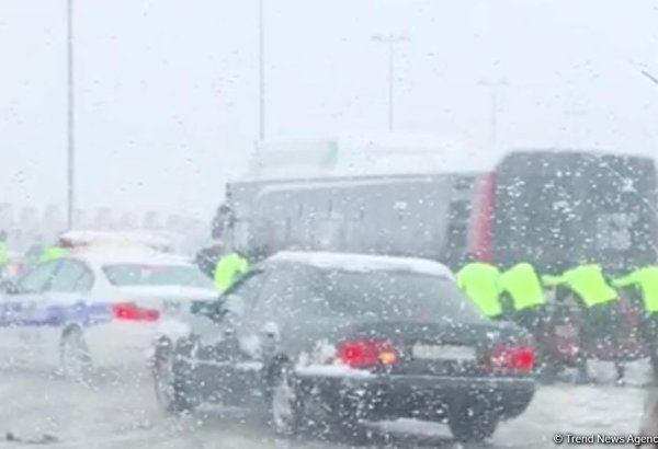Bakıda sərnişin avtobusu idarəetməni itirərək yolu kəsib - Tıxac yaranıb (FOTO)