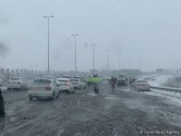Bakıda sərnişin avtobusu idarəetməni itirərək yolu kəsib - Tıxac yaranıb (FOTO)