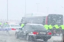 Bakıda sərnişin avtobusu idarəetməni itirərək yolu kəsib - Tıxac yaranıb (FOTO)