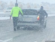 Bakıda sərnişin avtobusu idarəetməni itirərək yolu kəsib - Tıxac yaranıb (FOTO)