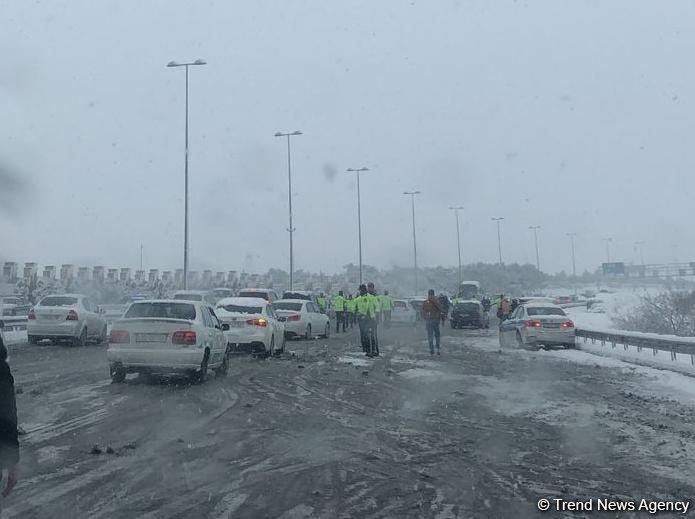 Bakıda sərnişin avtobusu idarəetməni itirərək yolu kəsib - Tıxac yaranıb (FOTO)
