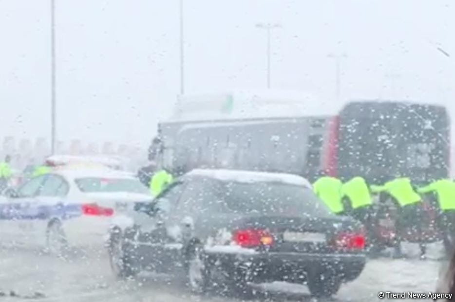 Bakıda sərnişin avtobusu idarəetməni itirərək yolu kəsib - Tıxac yaranıb (FOTO)