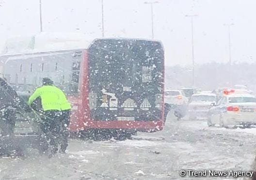 Bakıda sərnişin avtobusu idarəetməni itirərək yolu kəsib - Tıxac yaranıb (FOTO)