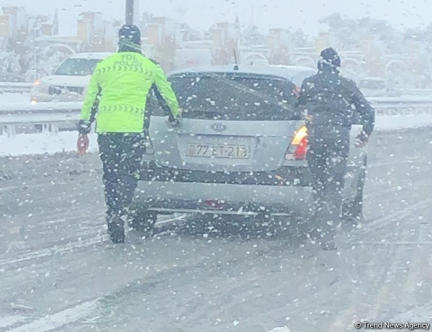 Bakıda sərnişin avtobusu idarəetməni itirərək yolu kəsib - Tıxac yaranıb (FOTO)
