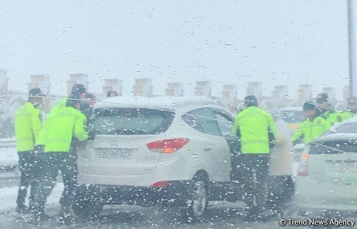 Bakıda sərnişin avtobusu idarəetməni itirərək yolu kəsib - Tıxac yaranıb (FOTO)