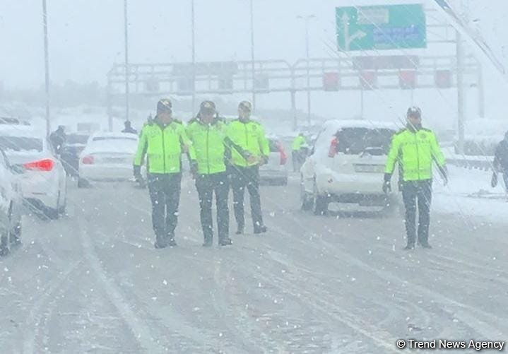 Bakıda sərnişin avtobusu idarəetməni itirərək yolu kəsib - Tıxac yaranıb (FOTO)