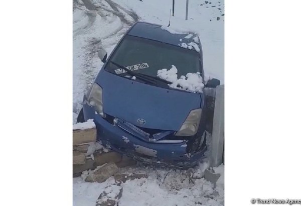 Abşeronda qəribə OLAY: "Prius" qəbiristanlığa girib (FOTO)