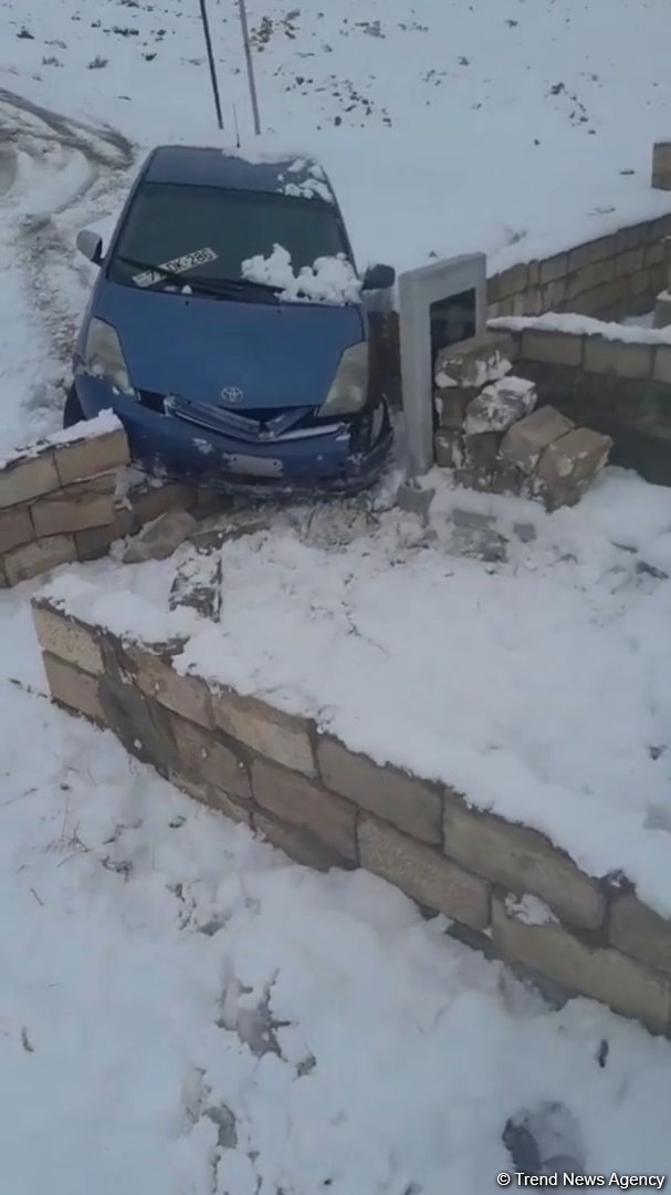 Abşeronda qəribə OLAY: "Prius" qəbiristanlığa girib (FOTO)