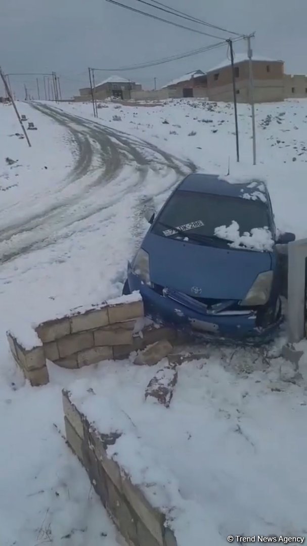 Abşeronda qəribə OLAY: "Prius" qəbiristanlığa girib (FOTO)