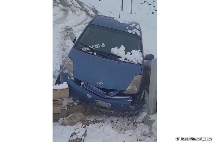 Abşeronda qəribə OLAY: "Prius" qəbiristanlığa girib (FOTO)