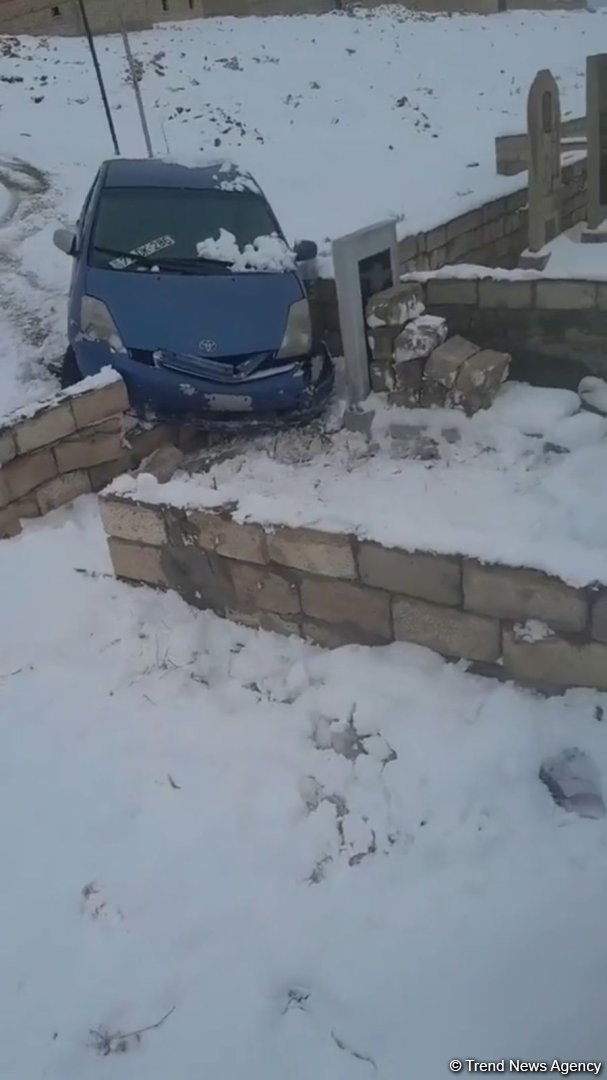 Abşeronda qəribə OLAY: "Prius" qəbiristanlığa girib (FOTO)