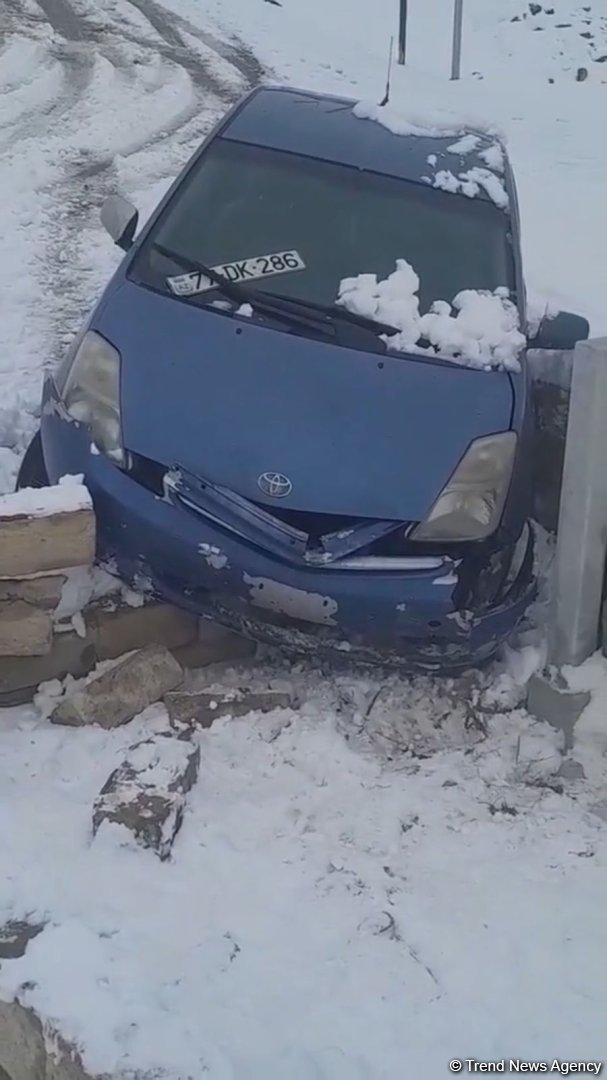 Abşeronda qəribə OLAY: "Prius" qəbiristanlığa girib (FOTO)