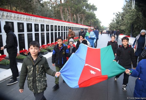 Azərbaycan xalqı 20 Yanvar faciəsi qurbanlarının əziz xatirəsini yad edir (FOTO)