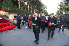 Azərbaycan xalqı 20 Yanvar faciəsi qurbanlarının əziz xatirəsini yad edir (FOTO)