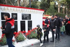 Azərbaycan xalqı 20 Yanvar faciəsi qurbanlarının əziz xatirəsini yad edir (FOTO)