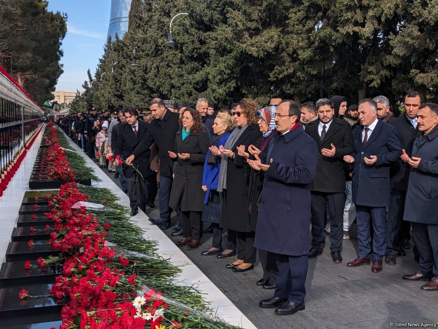 Azərbaycan xalqı 20 Yanvar faciəsi qurbanlarının əziz xatirəsini yad edir (FOTO)