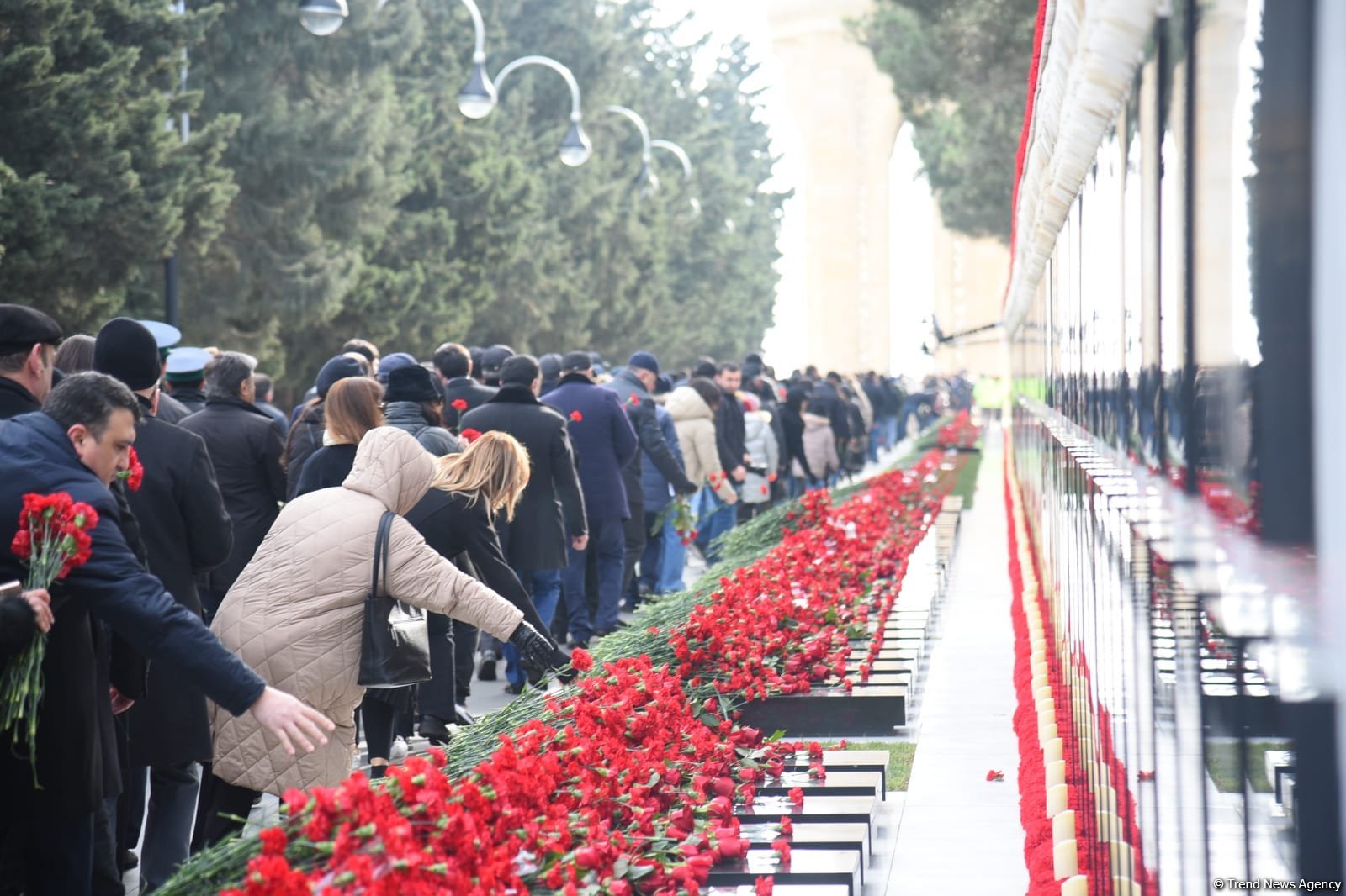 Azərbaycan xalqı 20 Yanvar faciəsi qurbanlarının əziz xatirəsini yad edir (FOTO)
