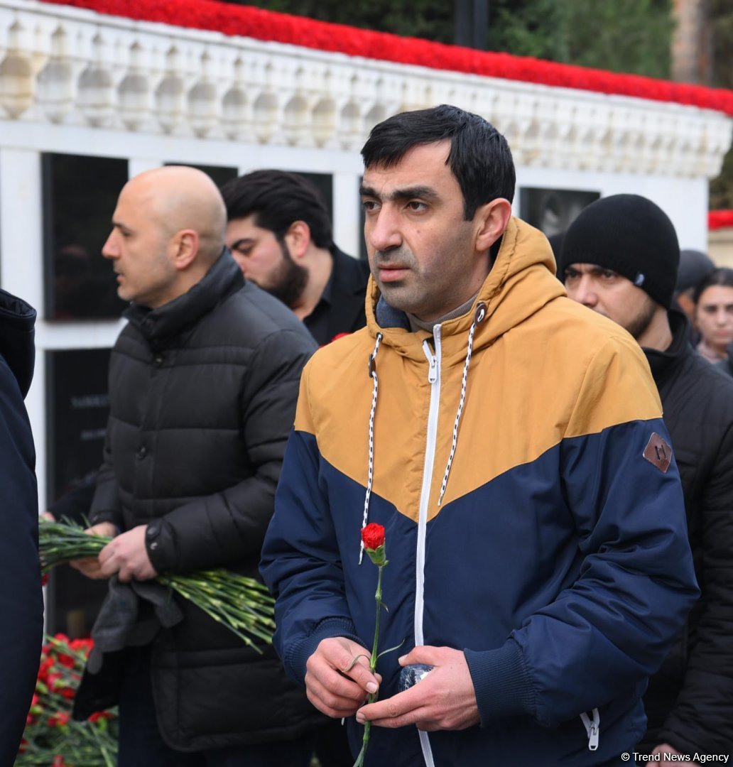 Azərbaycan xalqı 20 Yanvar faciəsi qurbanlarının əziz xatirəsini yad edir (FOTO)