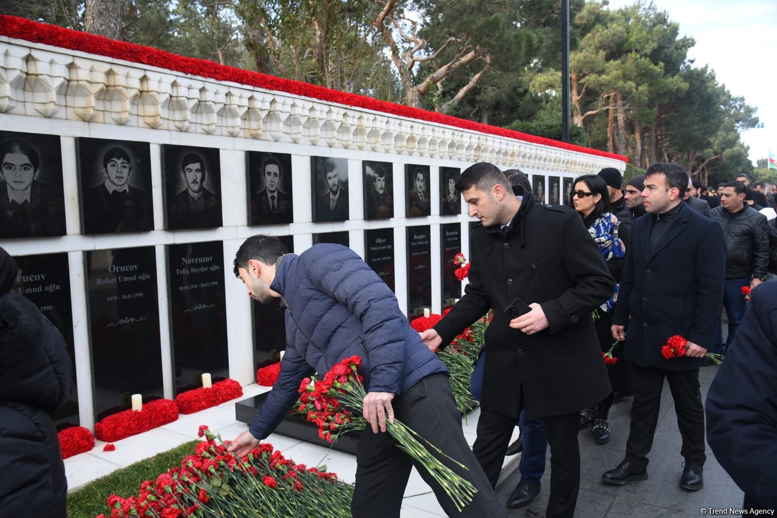 Azərbaycan xalqı 20 Yanvar faciəsi qurbanlarının əziz xatirəsini yad edir (FOTO)