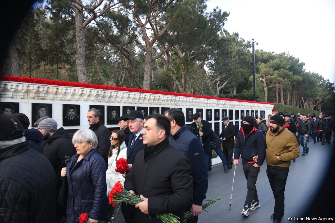 Azərbaycan xalqı 20 Yanvar faciəsi qurbanlarının əziz xatirəsini yad edir (FOTO)