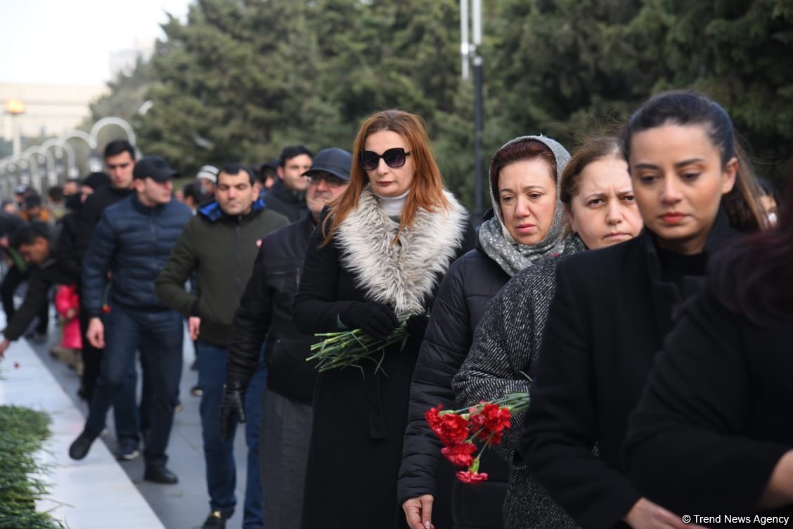 Azərbaycan xalqı 20 Yanvar faciəsi qurbanlarının əziz xatirəsini yad edir (FOTO)