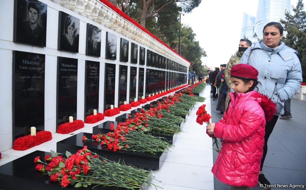Azərbaycan xalqı 20 Yanvar faciəsi qurbanlarının əziz xatirəsini yad edir (FOTO)