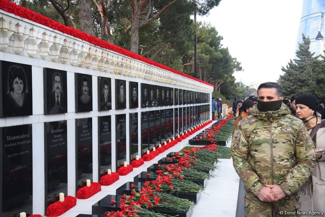 Azərbaycan xalqı 20 Yanvar faciəsi qurbanlarının əziz xatirəsini yad edir (FOTO)