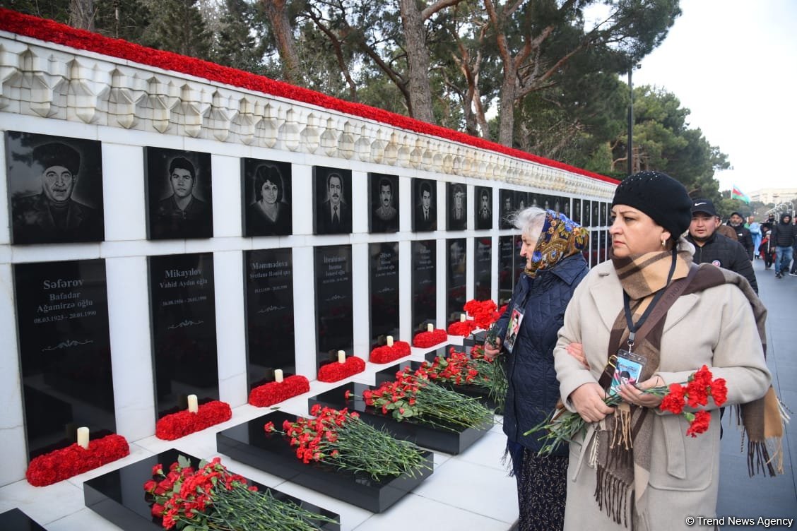 Azərbaycan xalqı 20 Yanvar faciəsi qurbanlarının əziz xatirəsini yad edir (FOTO)