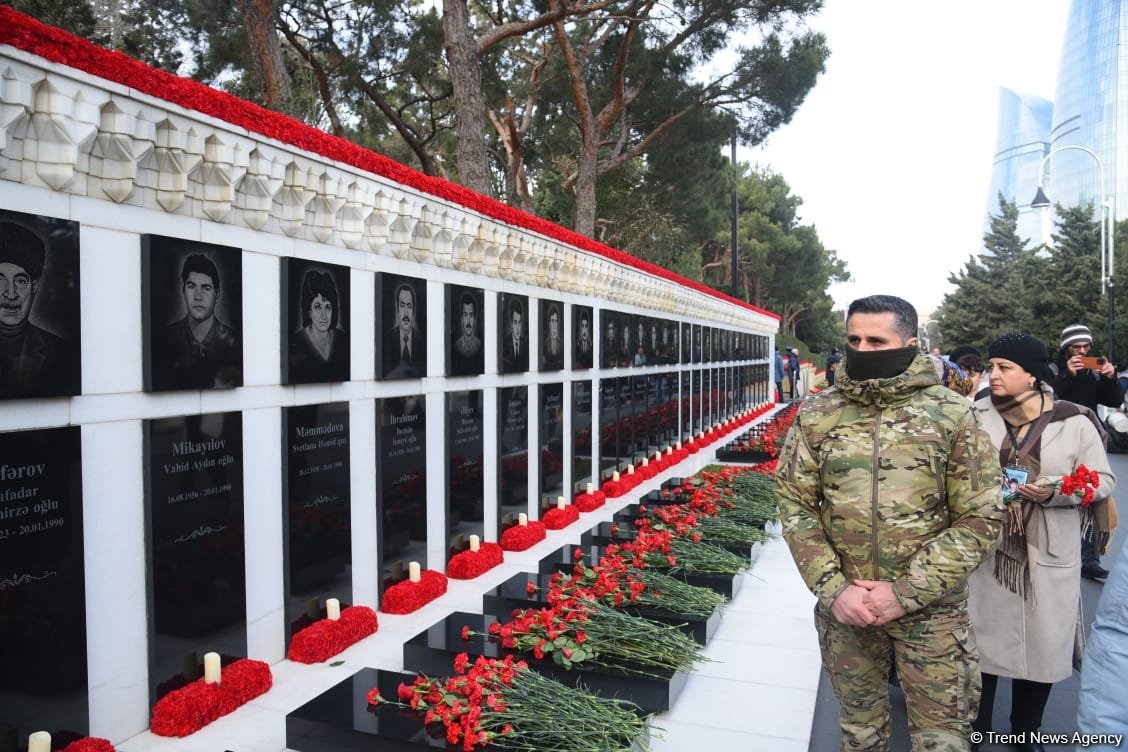 Azərbaycan xalqı 20 Yanvar faciəsi qurbanlarının əziz xatirəsini yad edir (FOTO)