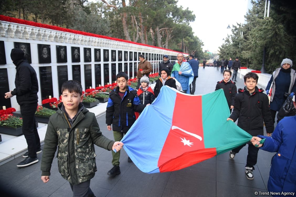 Azərbaycan xalqı 20 Yanvar faciəsi qurbanlarının əziz xatirəsini yad edir (FOTO)