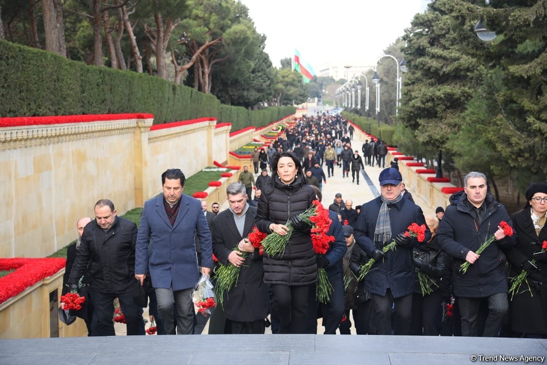 Azərbaycan xalqı 20 Yanvar faciəsi qurbanlarının əziz xatirəsini yad edir (FOTO)
