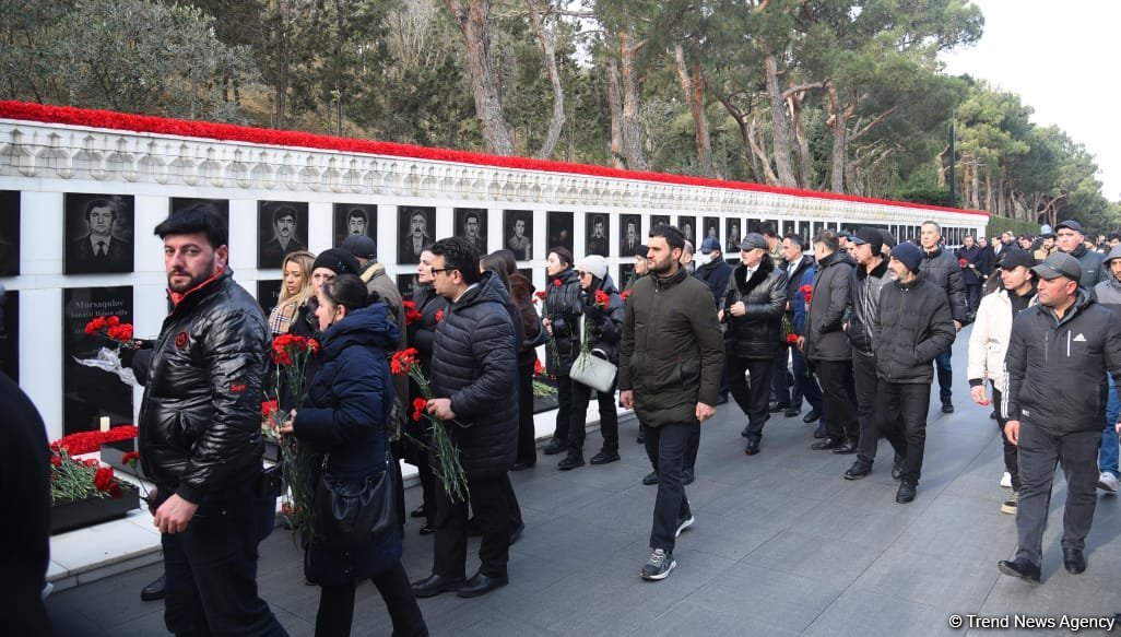 Azərbaycan xalqı 20 Yanvar faciəsi qurbanlarının əziz xatirəsini yad edir (FOTO)