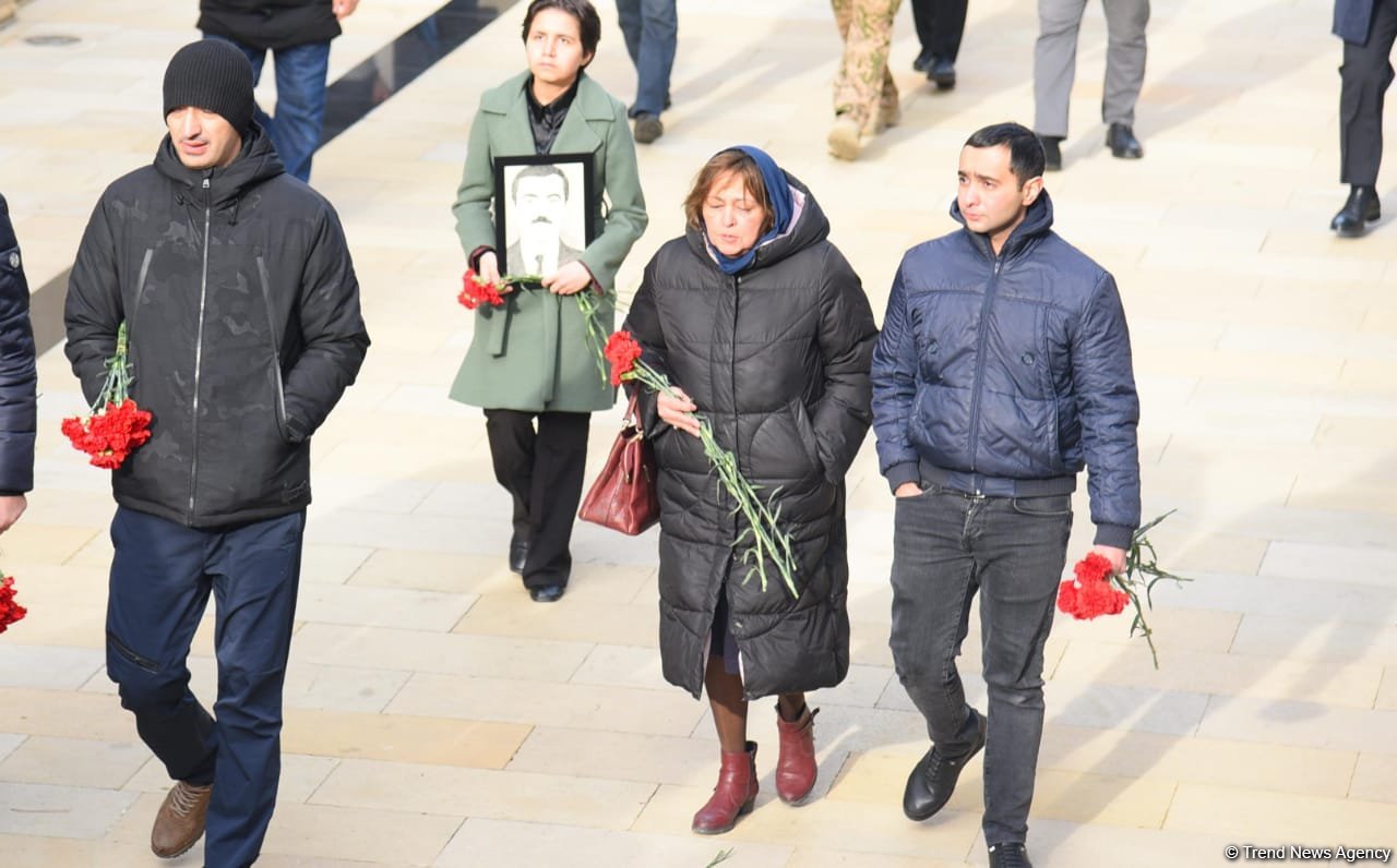 Azərbaycan xalqı 20 Yanvar faciəsi qurbanlarının əziz xatirəsini yad edir (FOTO)