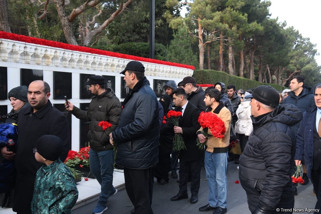 Azərbaycan xalqı 20 Yanvar faciəsi qurbanlarının əziz xatirəsini yad edir (FOTO)