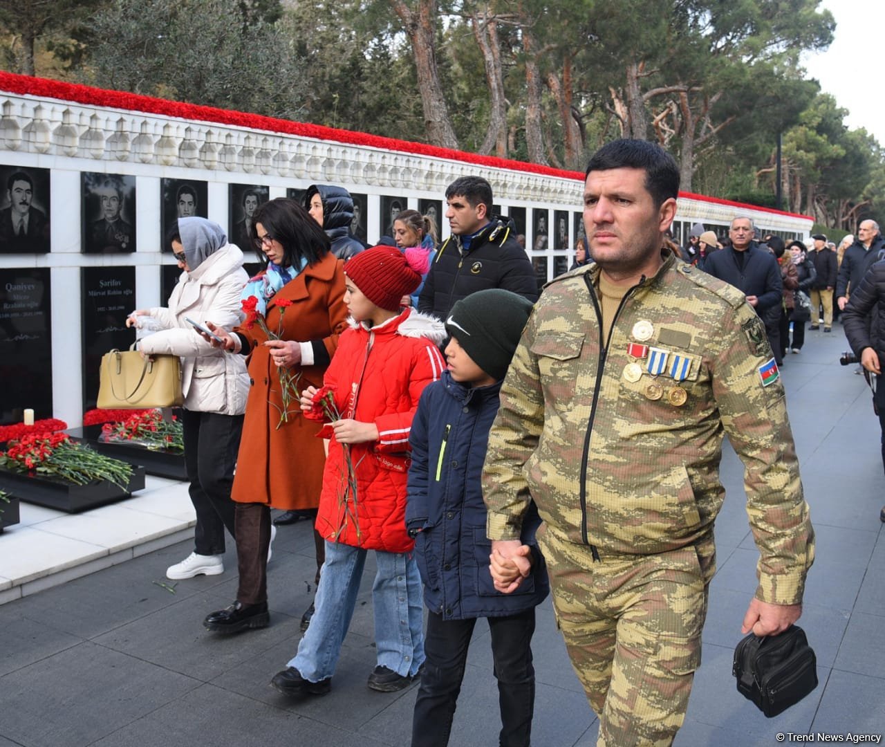 Azərbaycan xalqı 20 Yanvar faciəsi qurbanlarının əziz xatirəsini yad edir (FOTO)