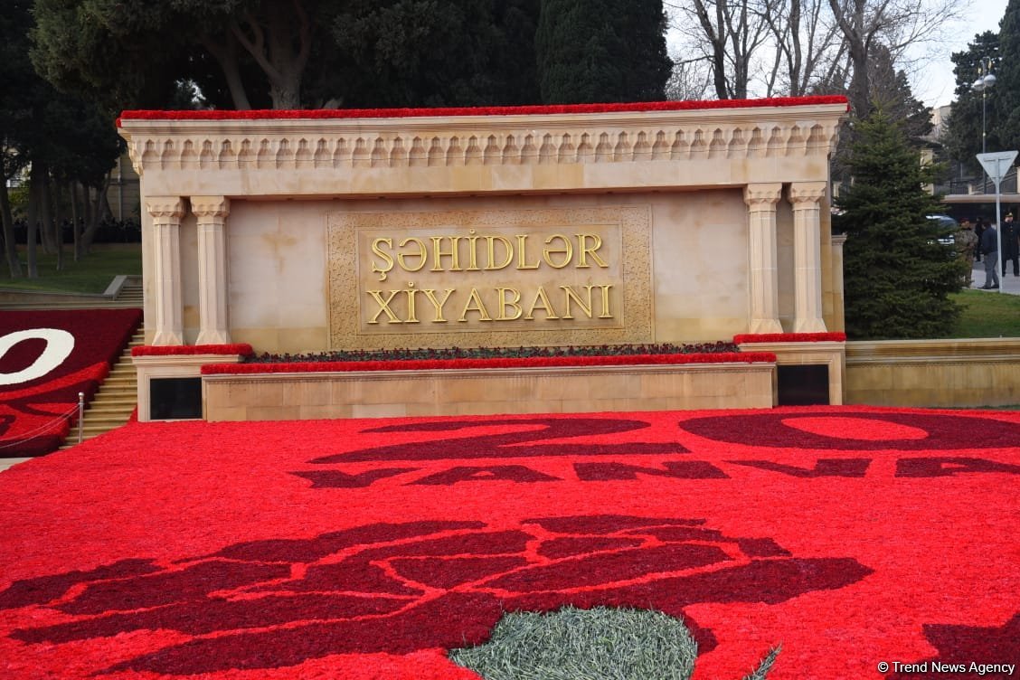 Azərbaycan xalqı 20 Yanvar faciəsi qurbanlarının əziz xatirəsini yad edir (FOTO)