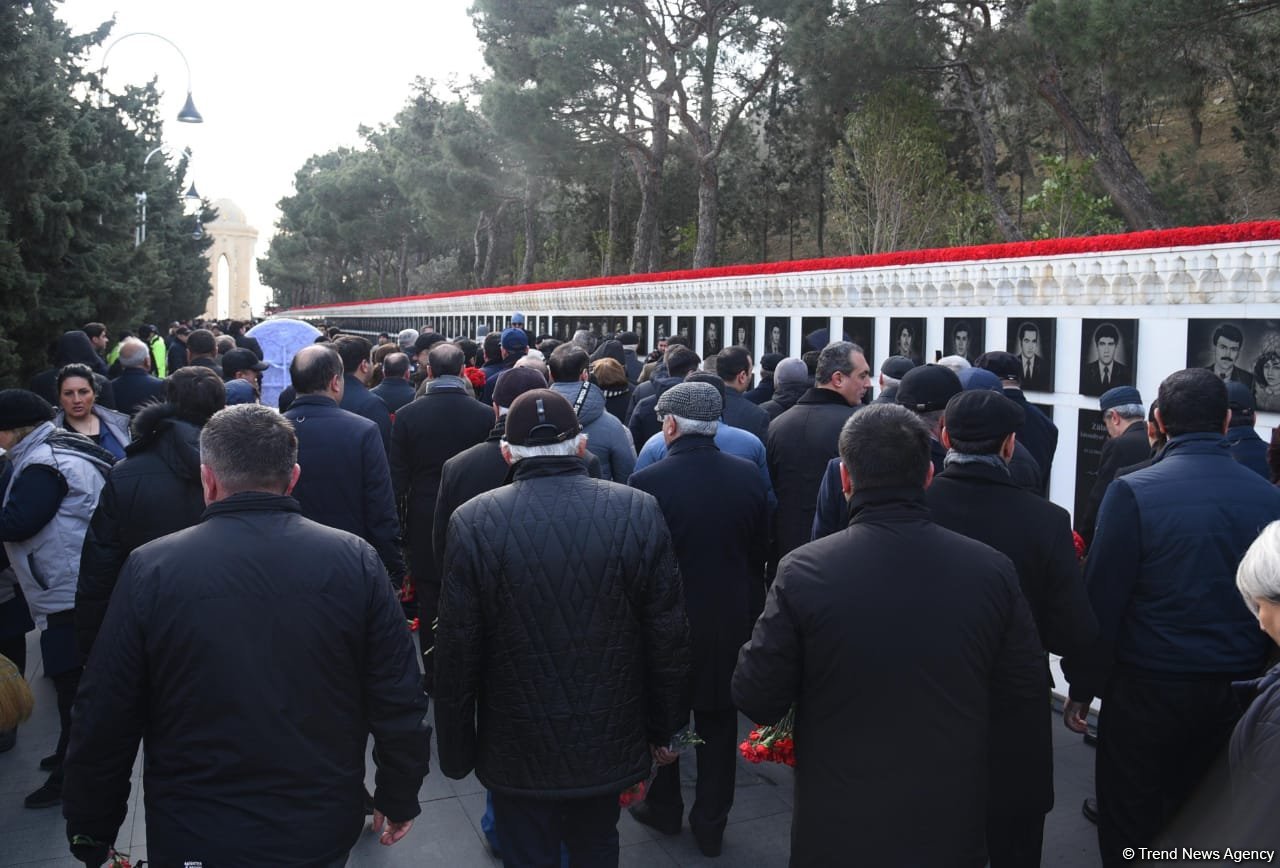 Azərbaycan xalqı 20 Yanvar faciəsi qurbanlarının əziz xatirəsini yad edir (FOTO)